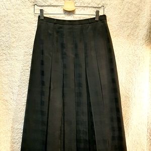 Black subtle plaid pleated skirt